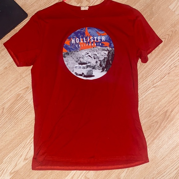 red “holister” t shirt. - Picture 1 of 1